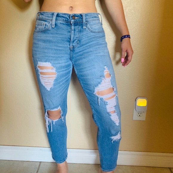 Hollister Lowrise Crop Boyfriend Jeans 
